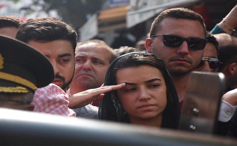 Şehit eşini son yolculuğuna asker selamıyla uğurladı