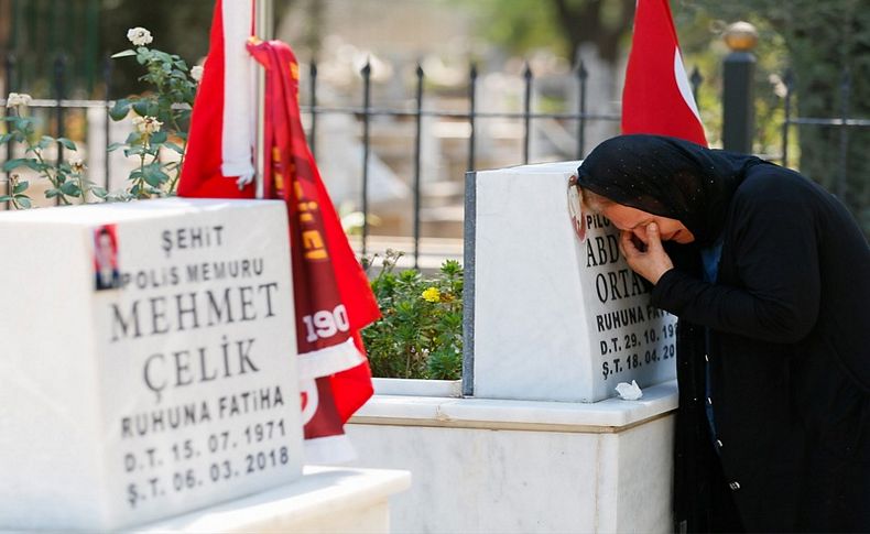 Şehitliklerde yürek yakan görüntüler...