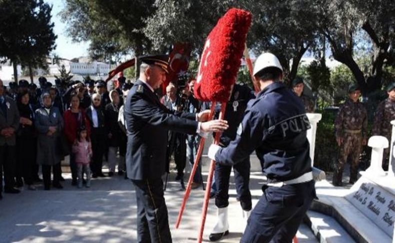 Şehitlikte anma töreni