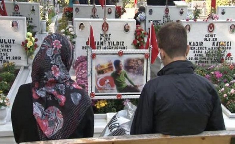 Şehitlikte Hüzünlü Bayram