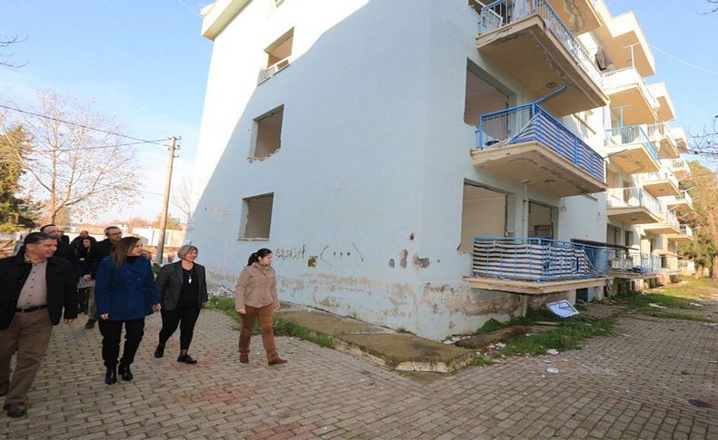 Selçuk'ta belediye lojmanlarının yıkımına başlandı