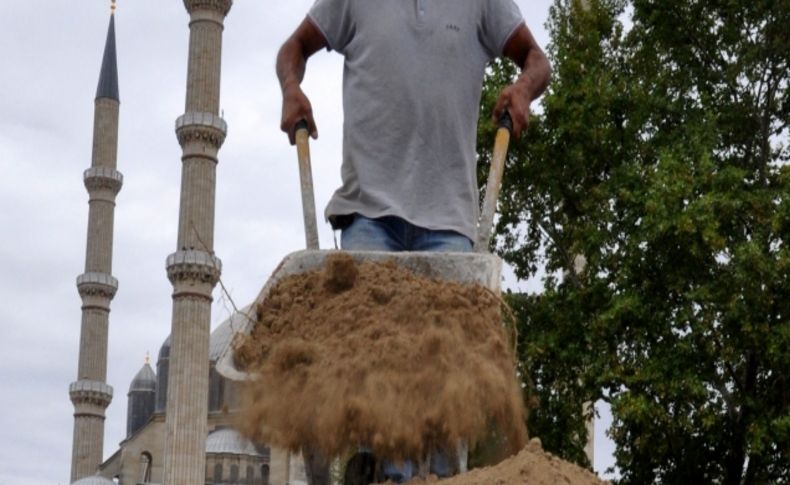 Selimiye Camii’nin gölgesinde tarihi han için kazı çalışması başladı