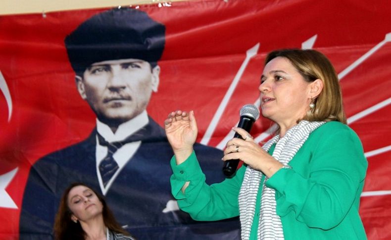 Selin Sayek Böke Çiğli’de ayakta alkışlandı: ‘Devrim yapalım!’