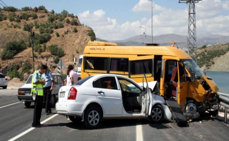 Semah ekibini taşıyan minibüse otomobil çarptı: 2'si ağır 16 yaralı