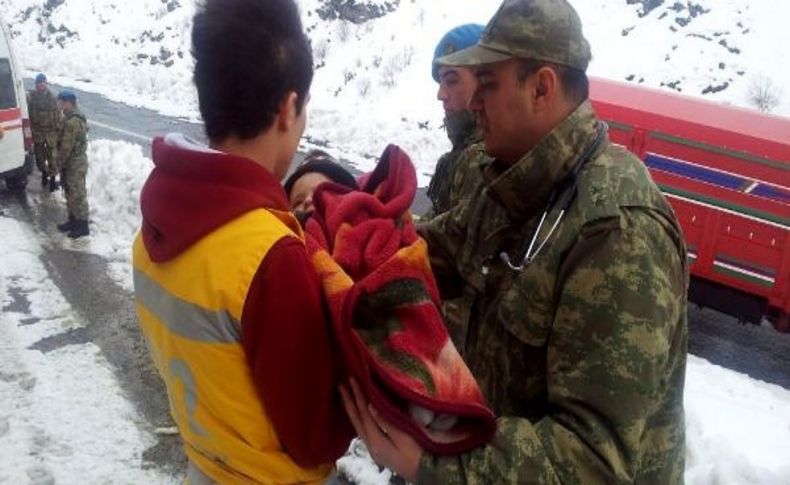 Şemdinli'de Mehmetçik, Minik Umut'a Yetişti