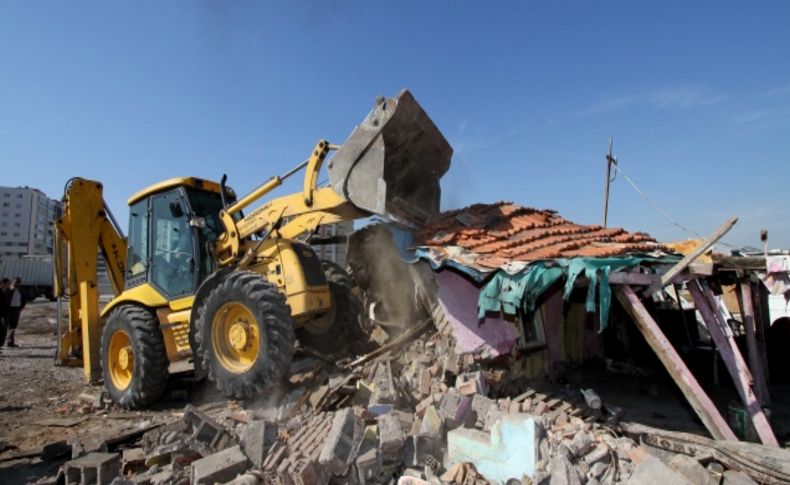 Şemikler'de 25 kaçak yapı yıkıldı