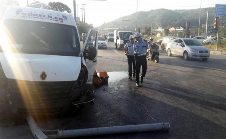 Servis kaza yaptı: 12 işçi kadın yaralandı