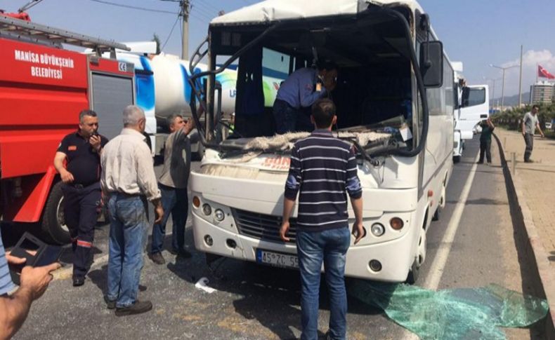 Servis midibüsü kamyona çarptı: 10 yaralı