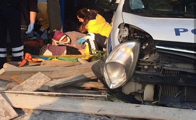 Servis midibüsü polis otosuna çarptı, yolda yürüyen kadın öldü