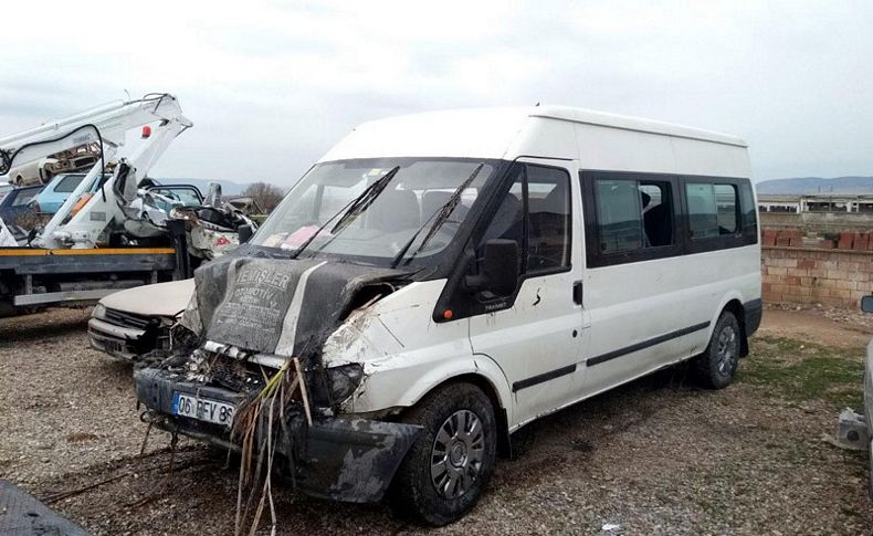 Servis minibüsü devrildi: 11'i Suriyeli, 16 yaralı