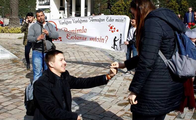 Sevgililer Günü'nde pankartlı evlenme teklifi