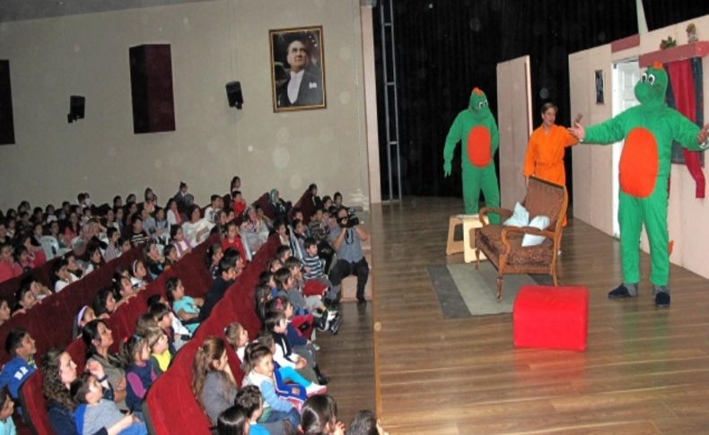 “Sevimli Dinazor” çocukları eğlendirdi