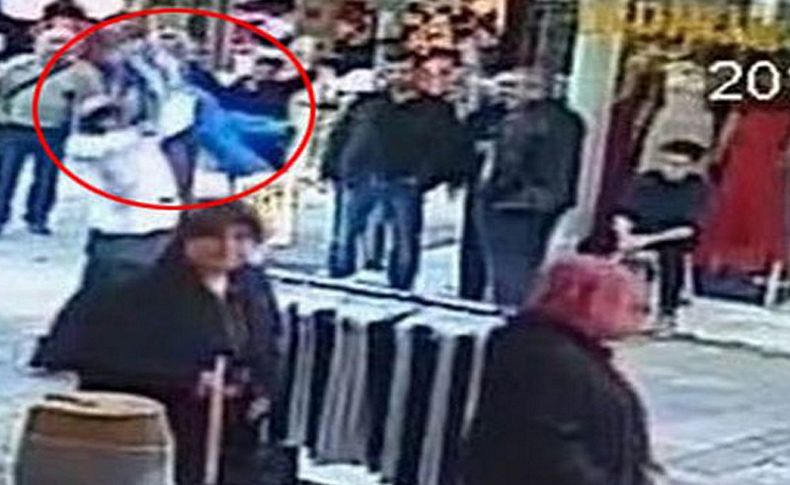 Seyyar pilavcının yere çarptığı o çocuk kitap satıyor