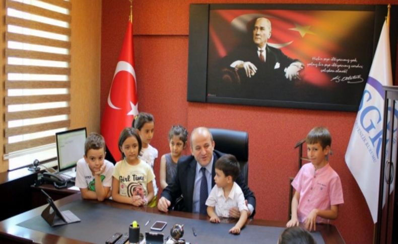 SGK çalışanlarının çocukları da ebeveynleri ile mesai yaptı