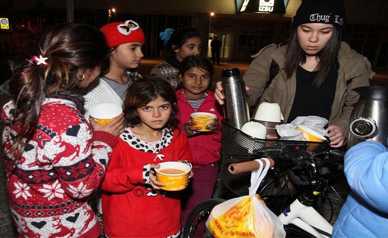 Sibel’in doğum günü anısına atkı, bere ve battaniye dağıttılar