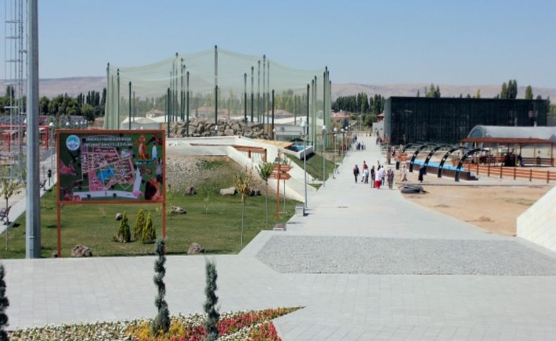 Sıcaktan bunalan hayvanlar suyla serinletiliyor