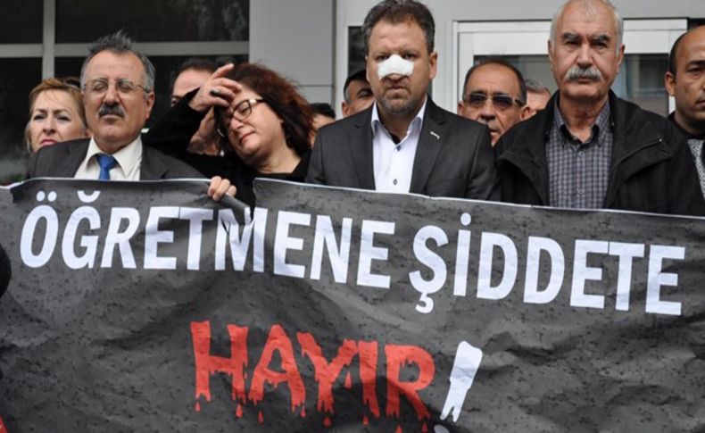 Öğretmenlerden belediye önünde dayak protestosu