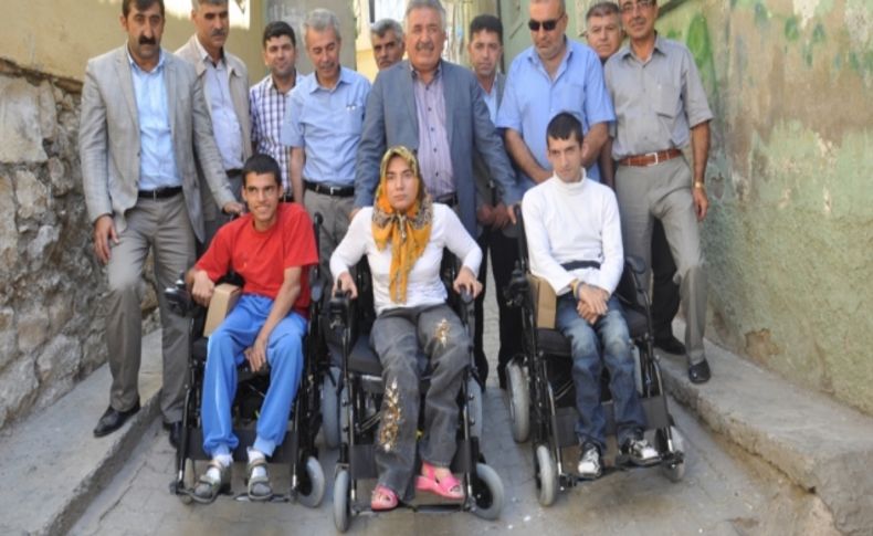 Siirt Belediyesi, 6 engelliye akülü tekerlekli sandalye verdi