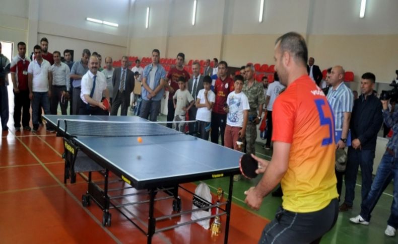 Siirt Valisi Ahmet Aydın, Eruh'ta şampiyonlara kupalarını verdi,