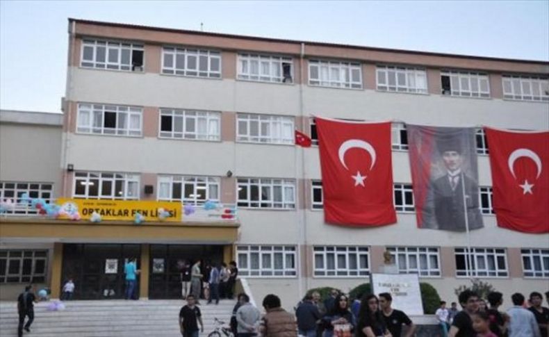 Silahla okul basan veli, oğlunun kavga ettiği öğrenciyi dövdü