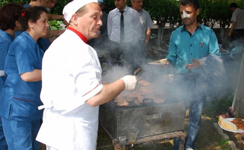 Sındırgı Devlet Hastanesi'nde doktorlarla hastalar piknik yaptı