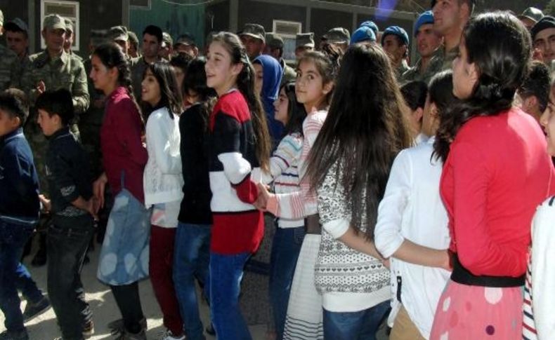 Sinir Tugayinda 'bayramlaşma Halayi'