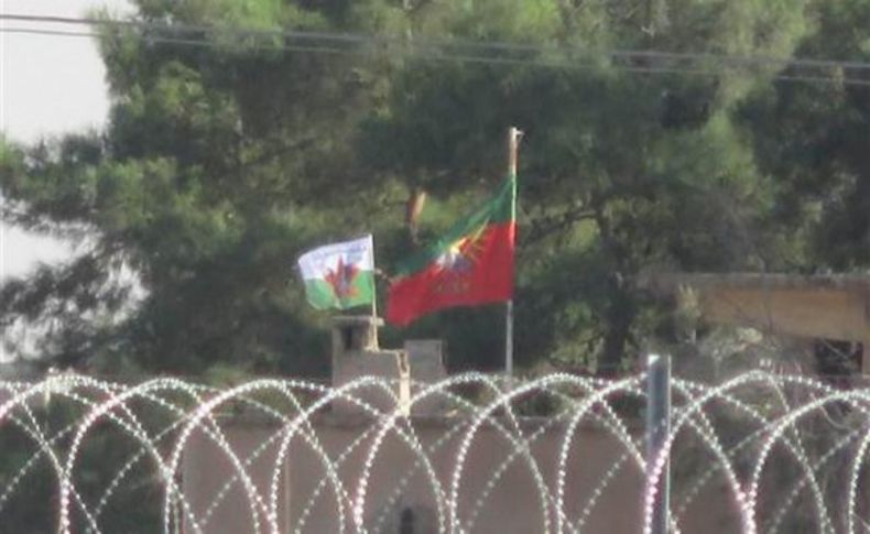 Sınırın karşısına astılar!