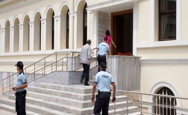 Sırrı Süreyya Önder müfettişlere bilgi veriyor