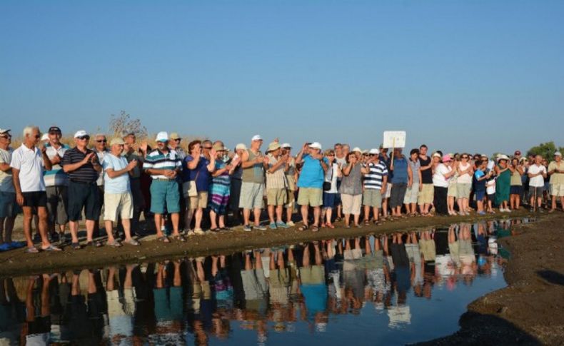 Dikili Müsellim Deresi'ndeki kirliliğe protesto: 'Denizimiz temiz kalsın!'