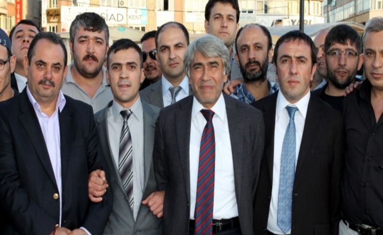 Sivas Demir Çelik işçilerinden halaylı geçiş