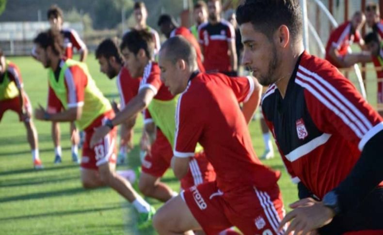 Sivasspor, Fenerbahçe maçı için İstanbul'a gitti