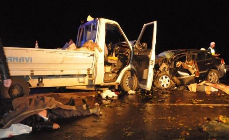 Sivas'ta Trafik Faciasi: 8 Ölü, 4 Yarali (Ek Fotoğraflar)
