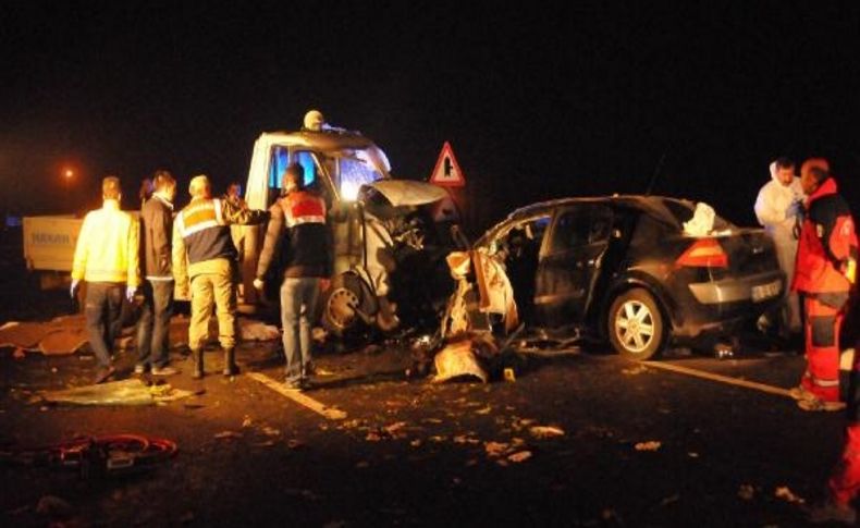 Sivas'ta Trafik Faciasi: 8 Ölü, 4 Yarali (Fotoğraflar)