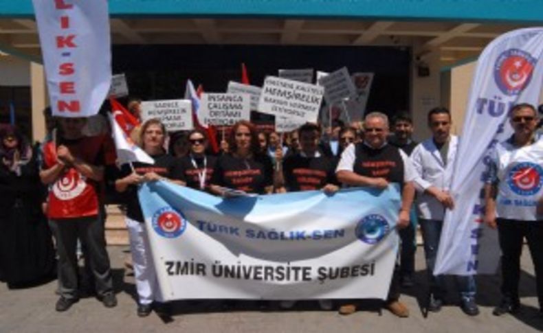 Siyah giyen hemşireler meydanlara indi