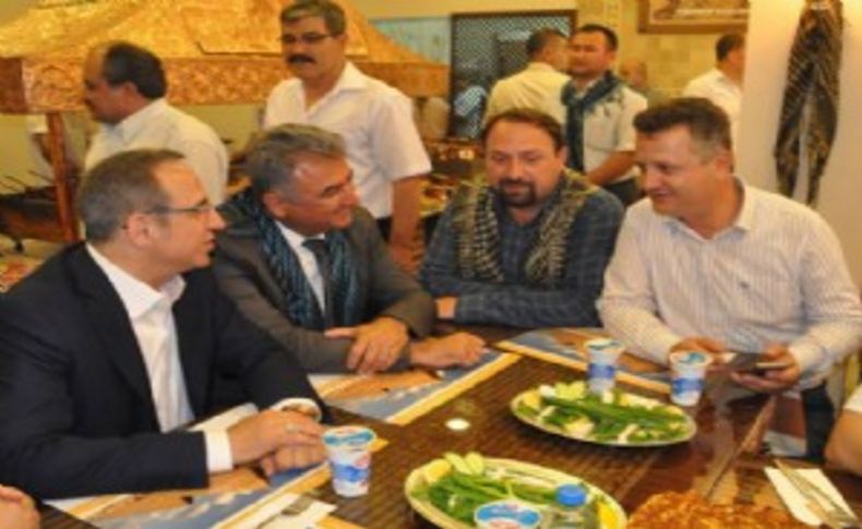 Seçim sürecinin İzmir'deki en güzel karesi: CHP ve AK Parti aynı sofrada