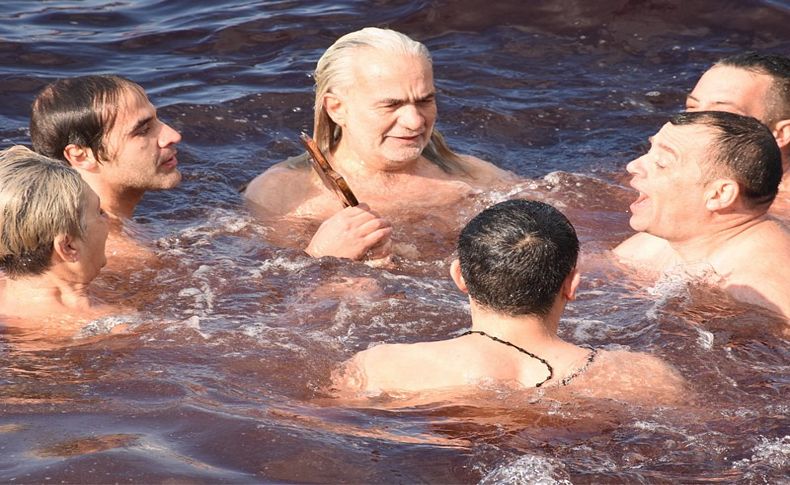 Soğuk havaya rağmen denize atılan haç için yarıştılar