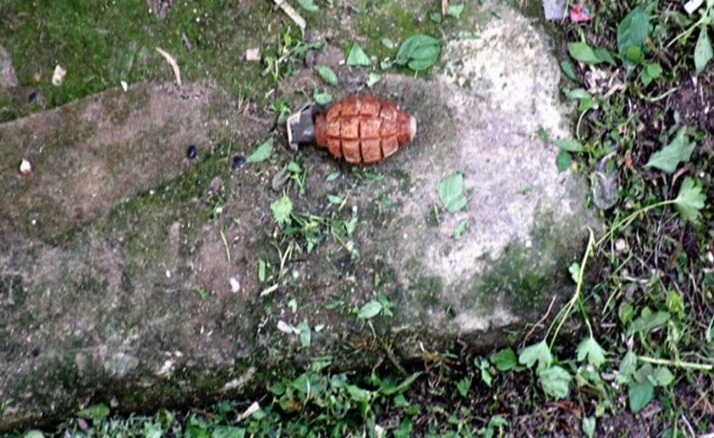 Sokağa bırakılan el bombası korkuttu