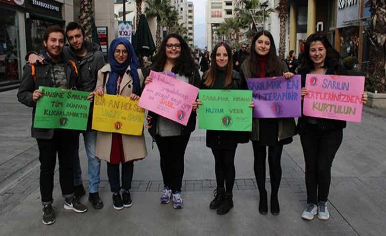 Sokağa çıkıp sarılma çağrısında bulundular