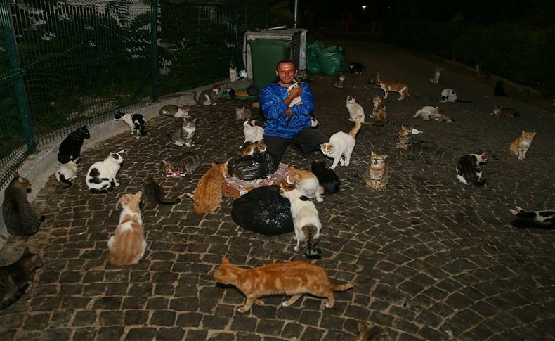 Sokak hayvanlarını doyurmak için motosikletiyle İzmir'i turluyor