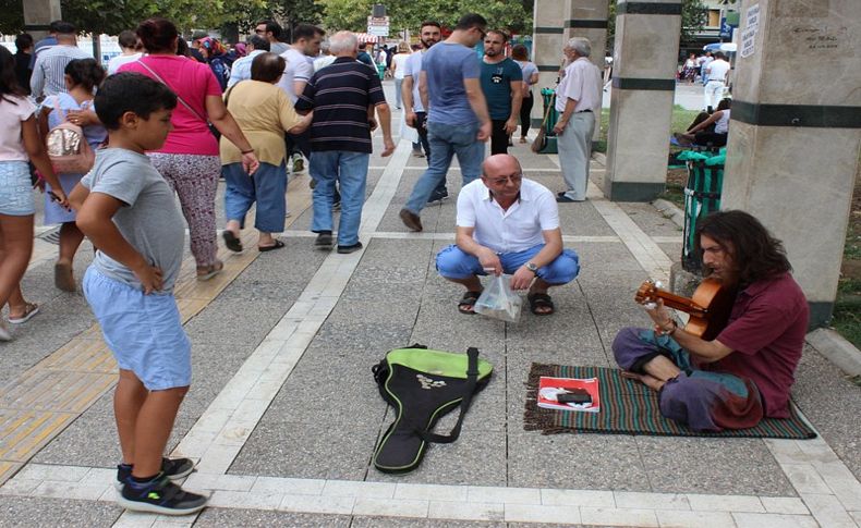 Sokak müzisyenleri sıcağa aldırmıyor