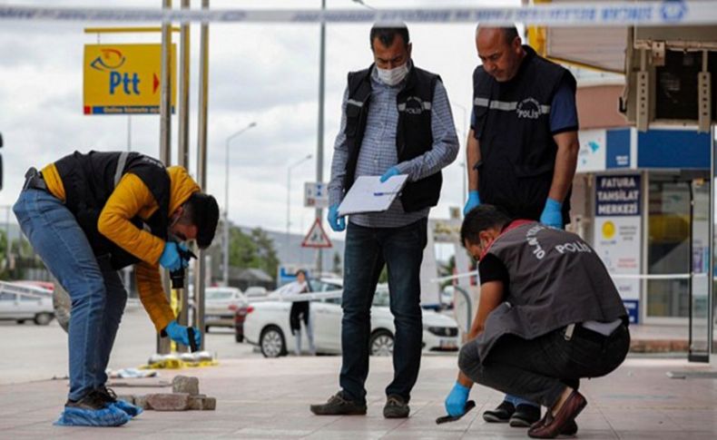 Sokak ortasında 10 yıllık eşini katletti