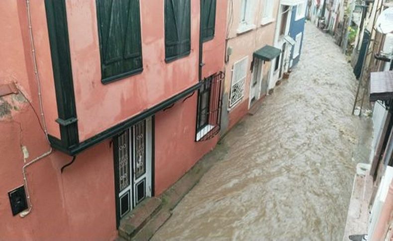 Balıkesir'de sokaklar göle döndü