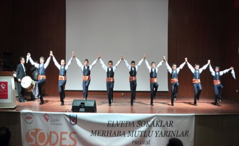 Sokaktan kurtarılan çocuklar gösteri sergiledi