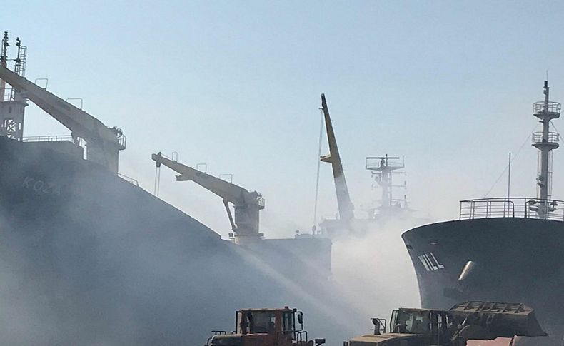 Söküme getirilen gemi, için için yanıyor