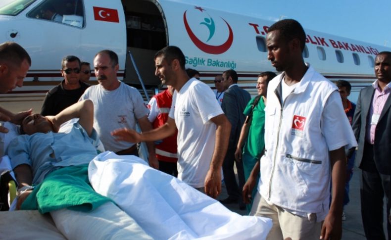 Somali’de yaralanan Kızılay görevlileri, ambulans uçakla Türkiye’ye gönderildi