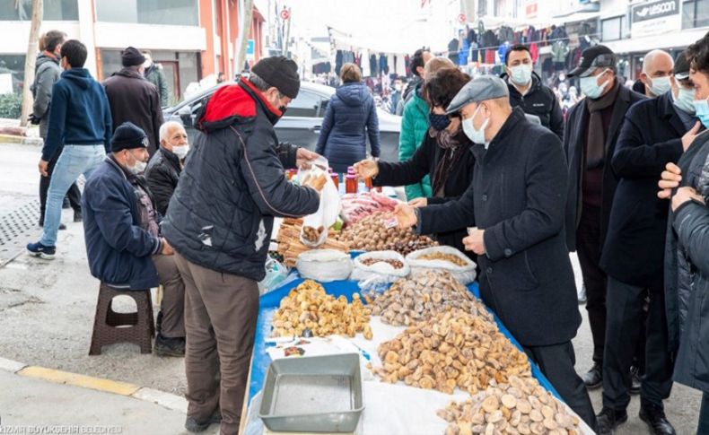 Soyer çifti pazar alışverişini Bayındır üreticisinden yaptı