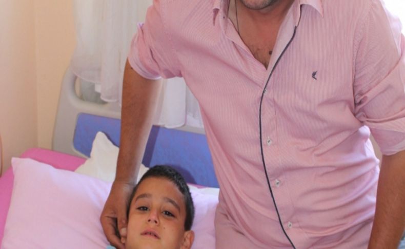 Spor parkında oynayan çocuk parmağından oldu