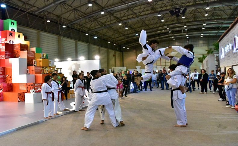 Sporcular Bornova standında şov yaptı