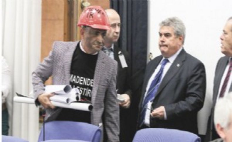 Madenciler için yüzünü boyadı
