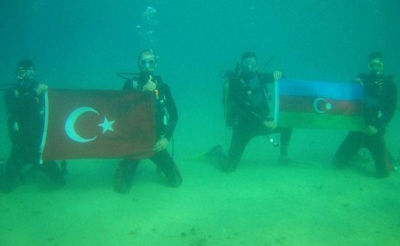 Su altında Türk ve Azerbaycan bayrağı açtılar